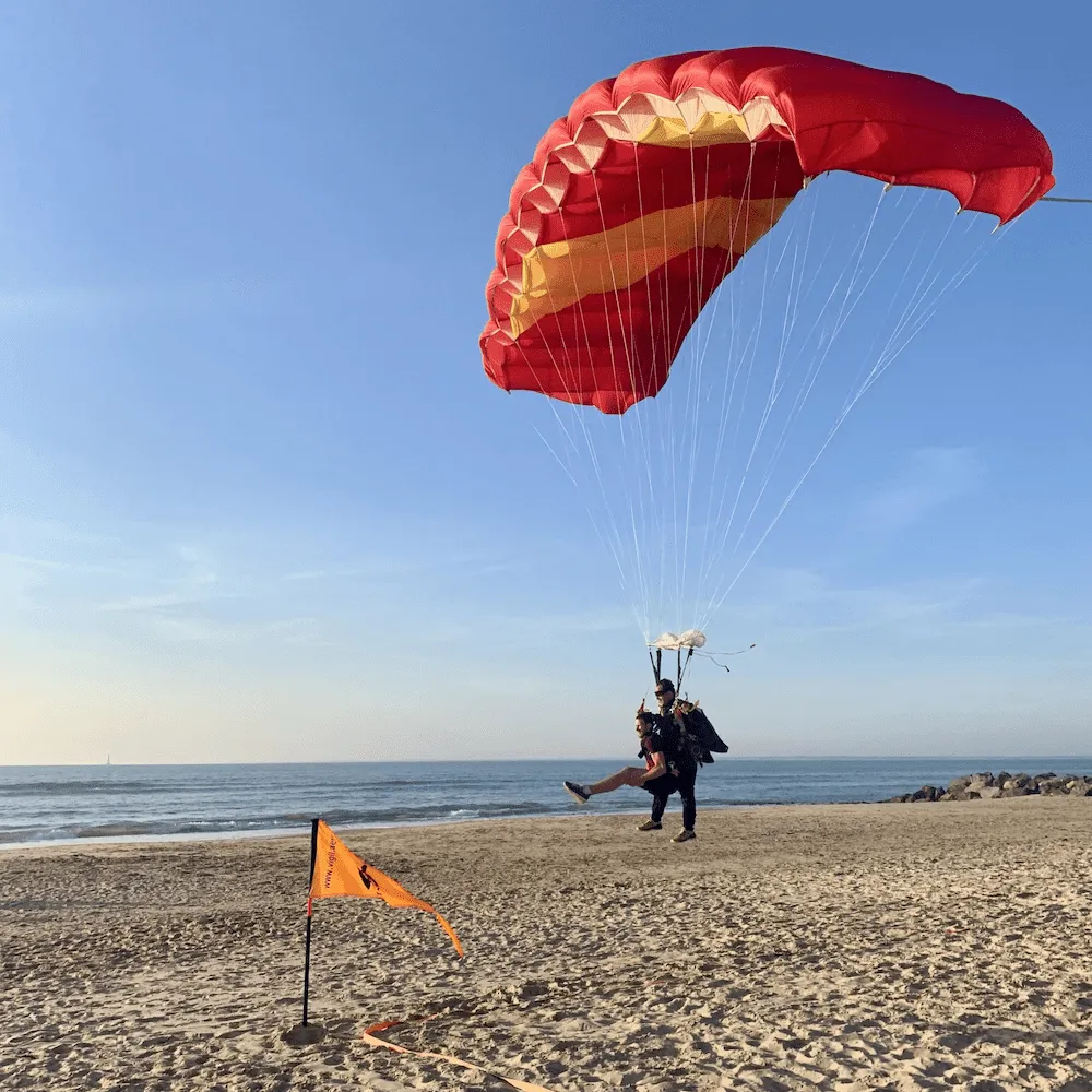 Atterrissage d'un saut en parachute sur la plage de Soulac sur Mer
