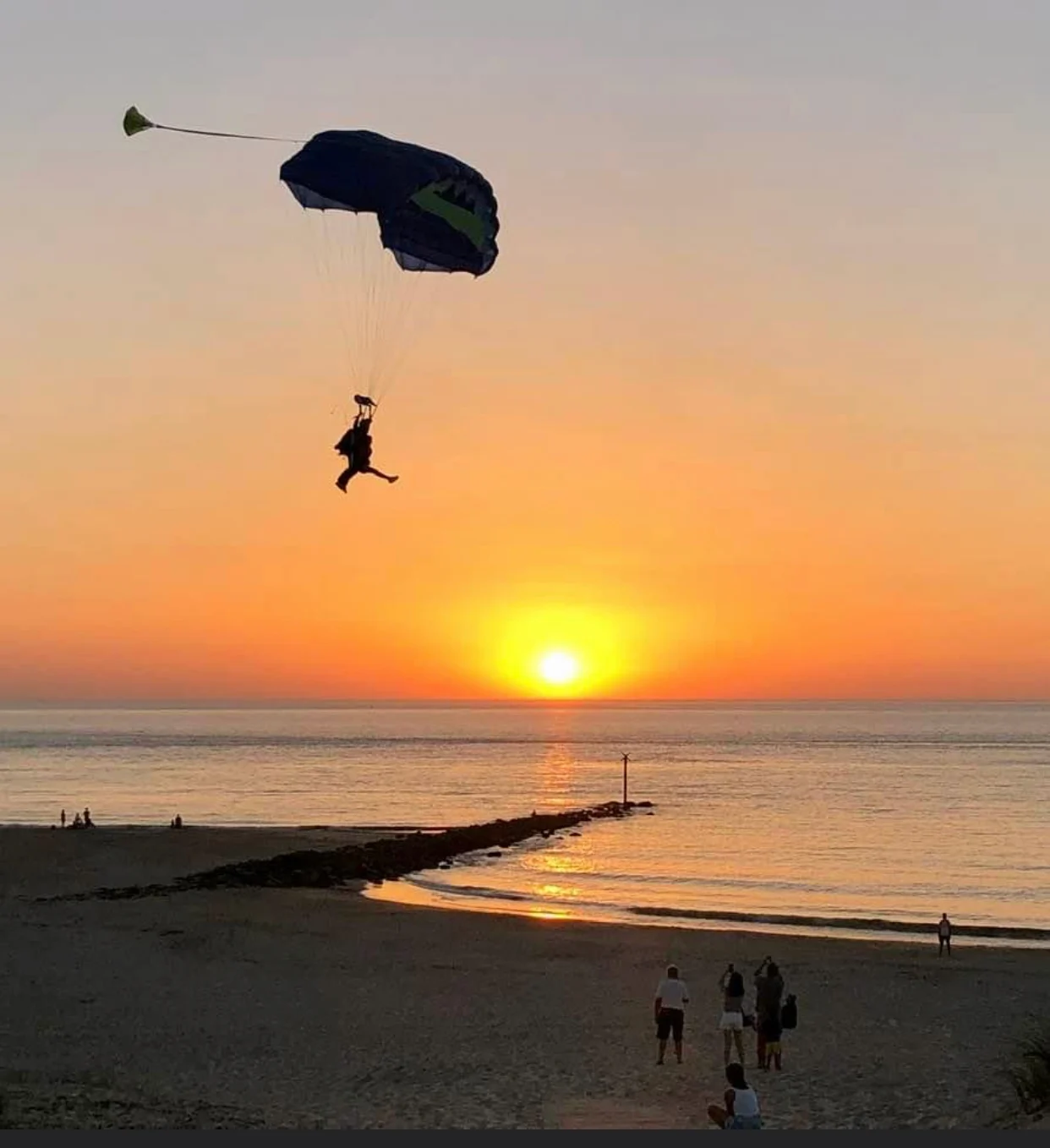 Atterrissage d'un saut en parachute sur la plage de Soulac sur Mer au coucher du soleil
