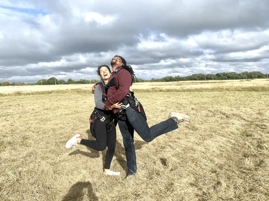 Bonheur d'un couple après l'atterrissage d'un saut en parachute Tandem