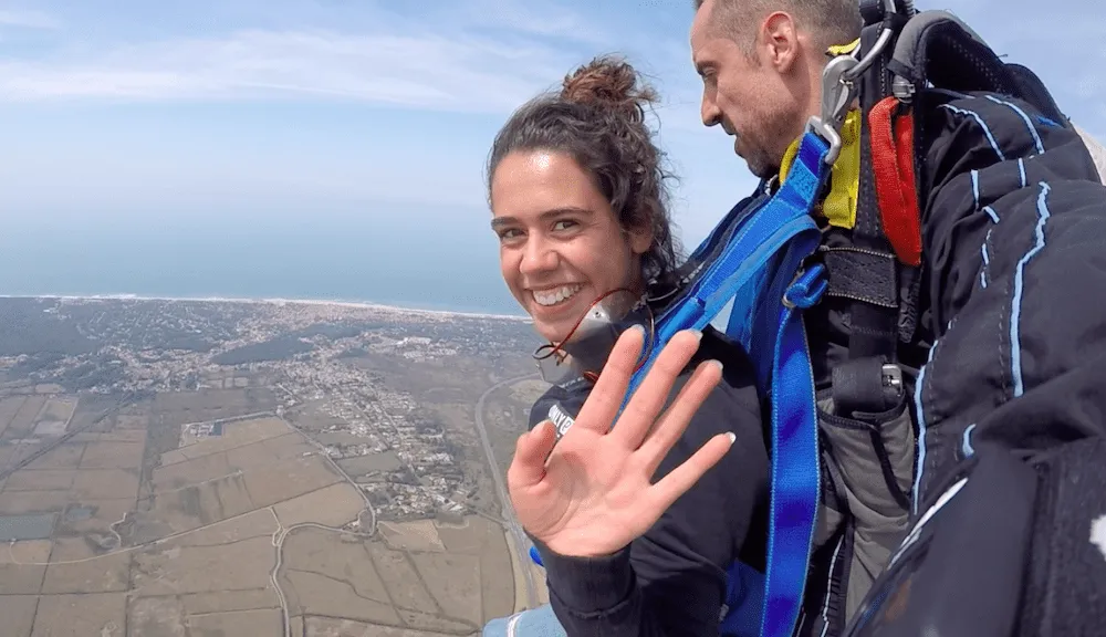 Femme faisant coucou en pleine chute en parachute