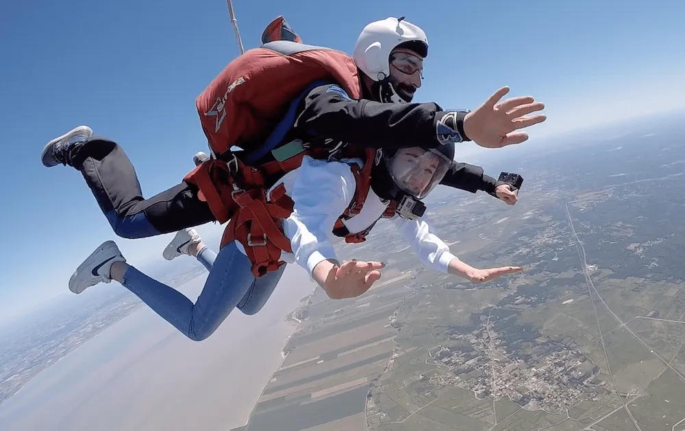 Jeune Homme sautant en parachute à Soulac-sur-Mer, en Gironde