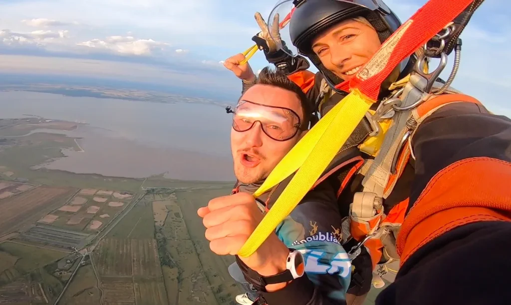 Vue sous les voiles d'un saut en parachute en Gironde