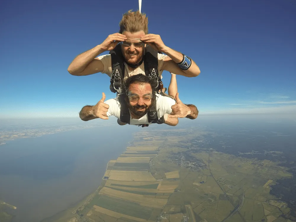 Hommes en pleine chute saut en parachute