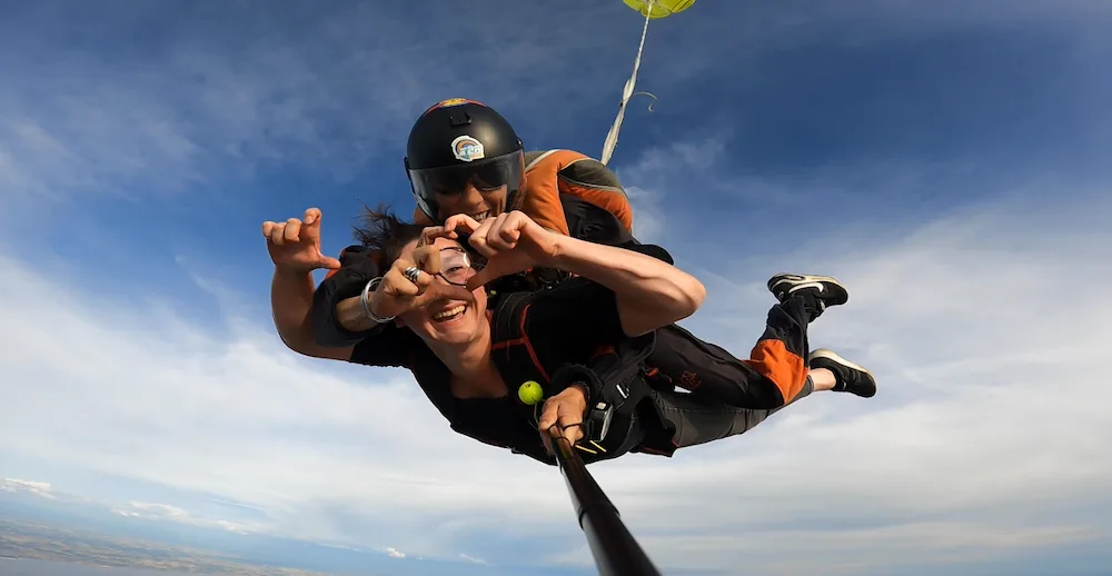 Personne sautant en parachute avec moniteur à Soulac sur Mer, en Gironde