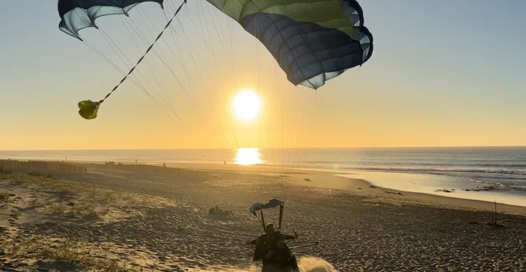 Atterrissage d'un Saut en parachute au coucher du soleil à Soulac-sur-Mer, en Gironde