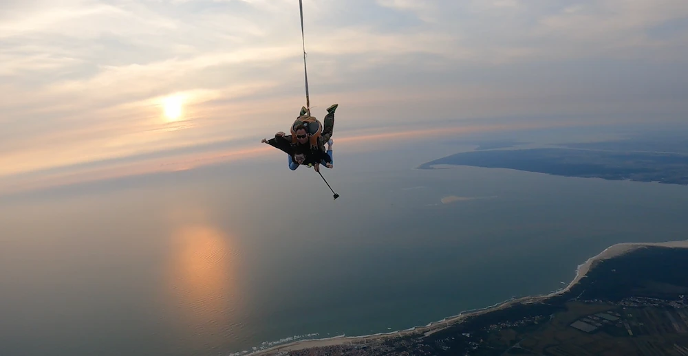 Saut en parachute au coucher du soleil à Soulac-sur-Mer, en Gironde