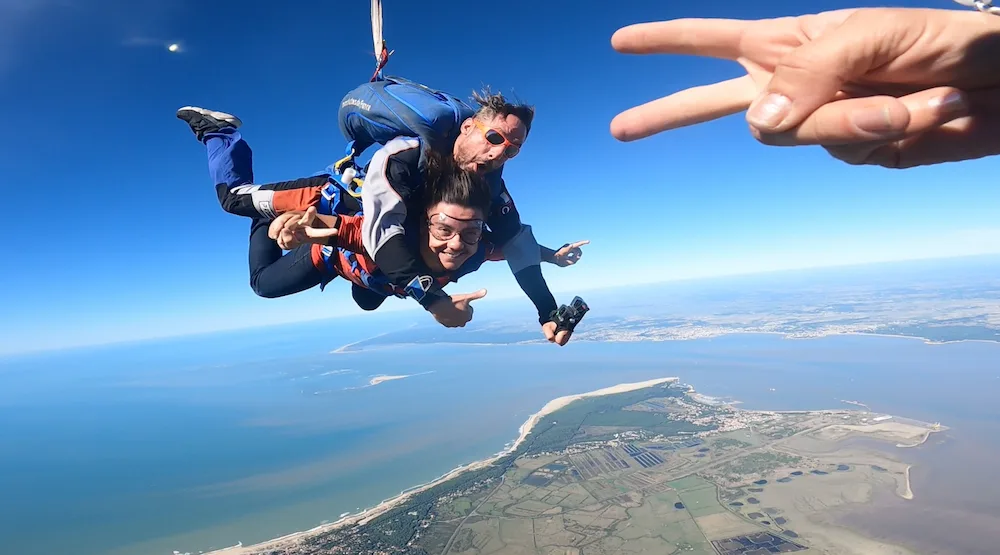 Moniteur filmant saut en parachute en Gironde