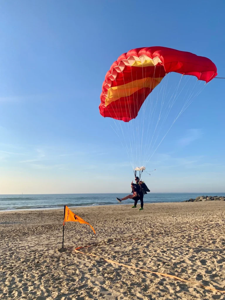 Saut en tandem et atterrissage sur la plage de Soulac