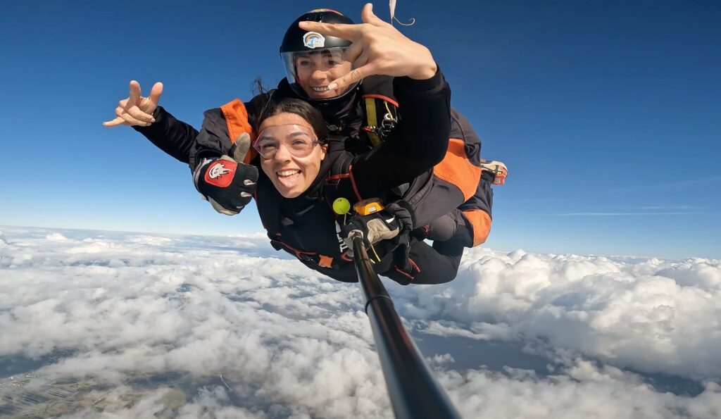 Saut en parachute tandem au-dessus des nuages et de l'océan atlantique