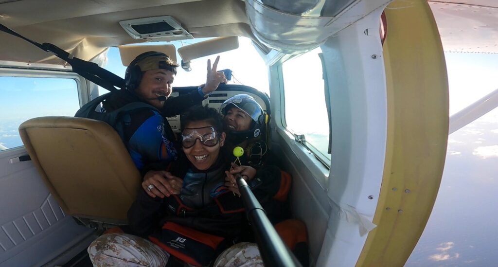 Équipe xlr parachutisme dans l'avion avant saut en parachute proche Royan