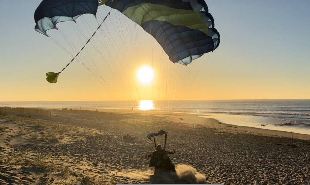 Atterrissage saut en parachute sur la plage de Soulac-sur-Mer, proche bordeaux, en gironde
