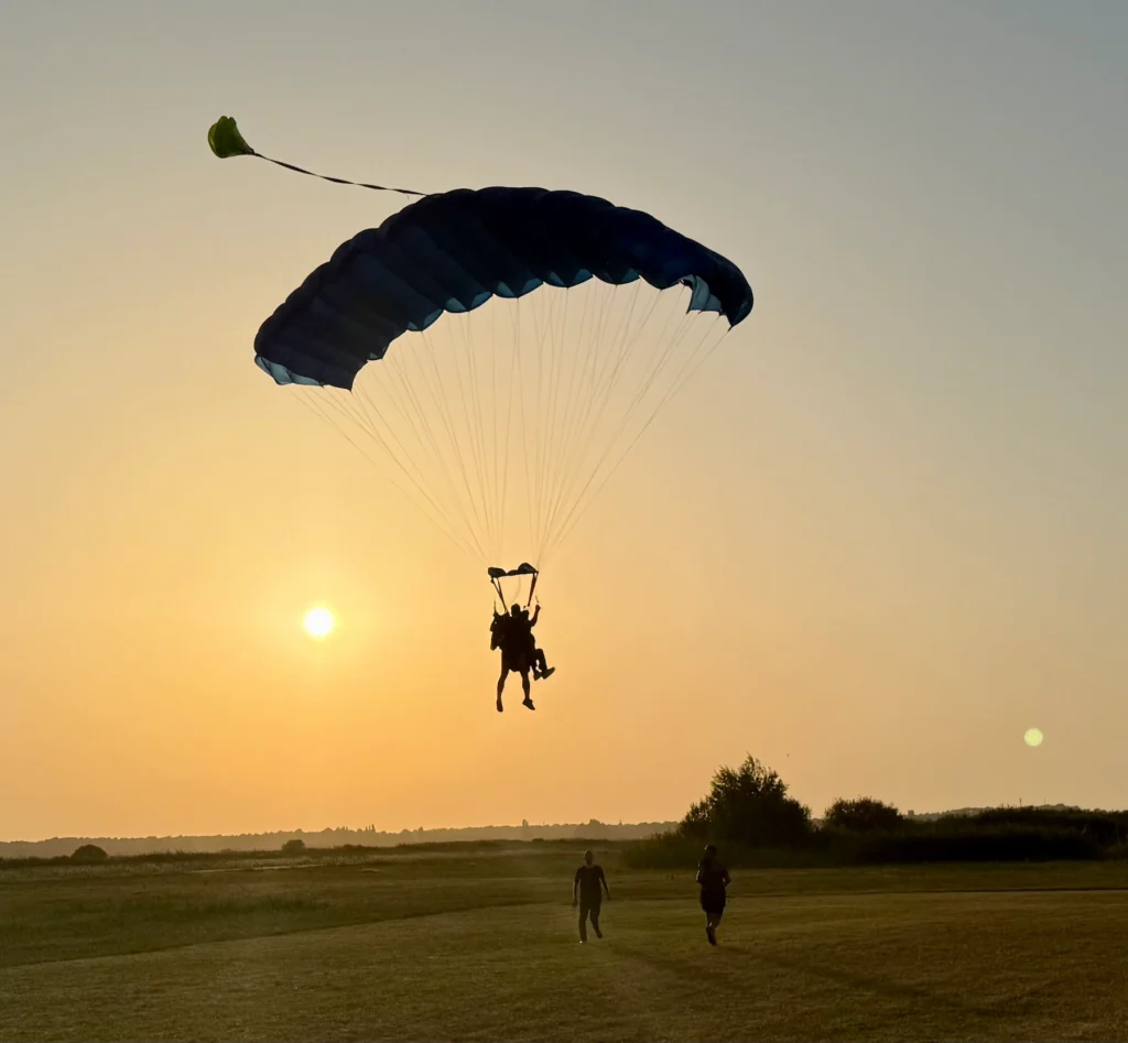Atterrissage d'un saut en parachute en Gironde, France